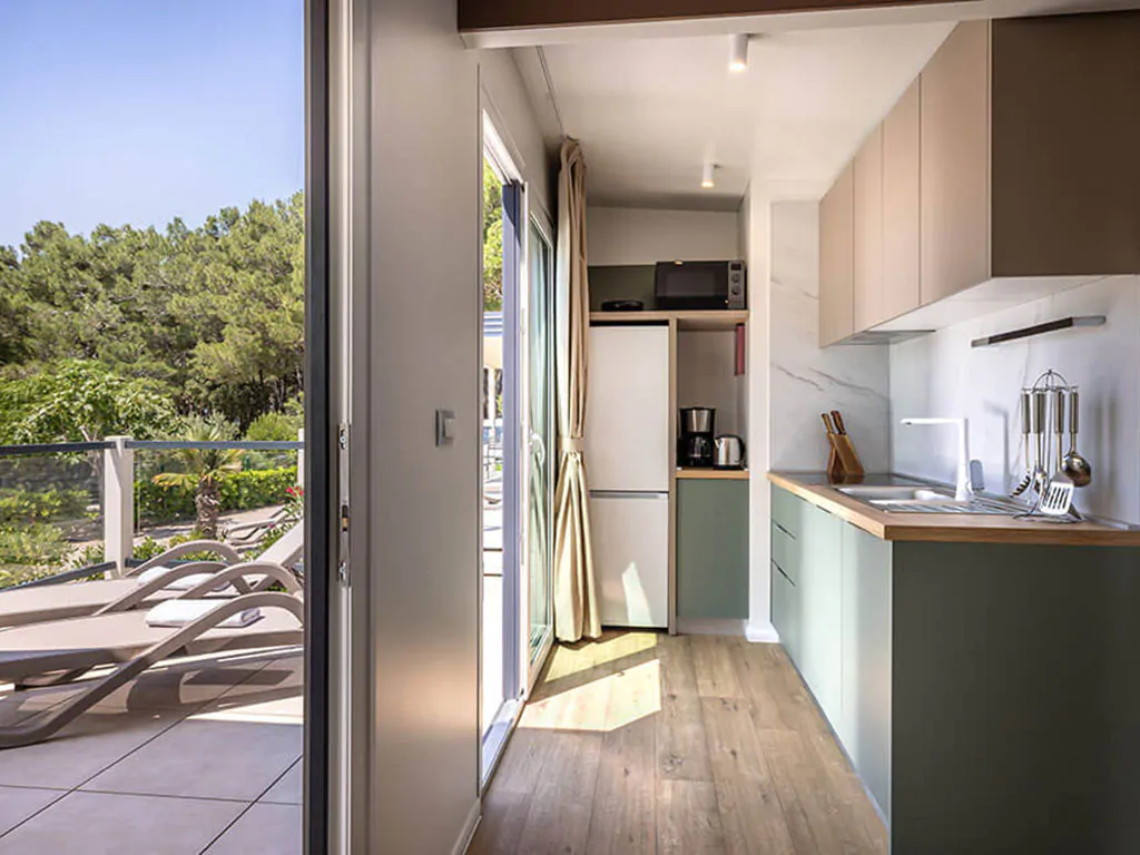 campsite-valamar-camping-krk-mobile-home-krk-superior-home-four-plus-two-interier-kitchen-view