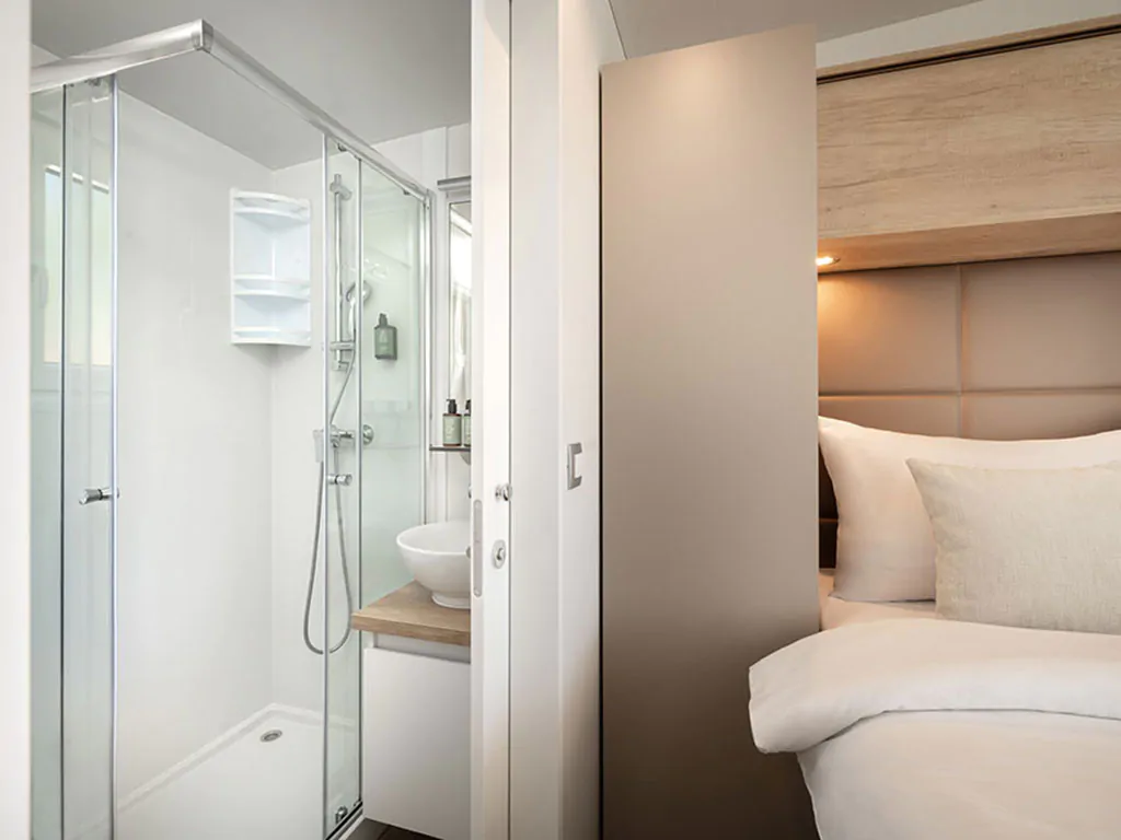 campsite-valamar-camping-krk-mobile-home-krk-superior-home-four-plus-two-seaview-interier-bathroom-bedroom