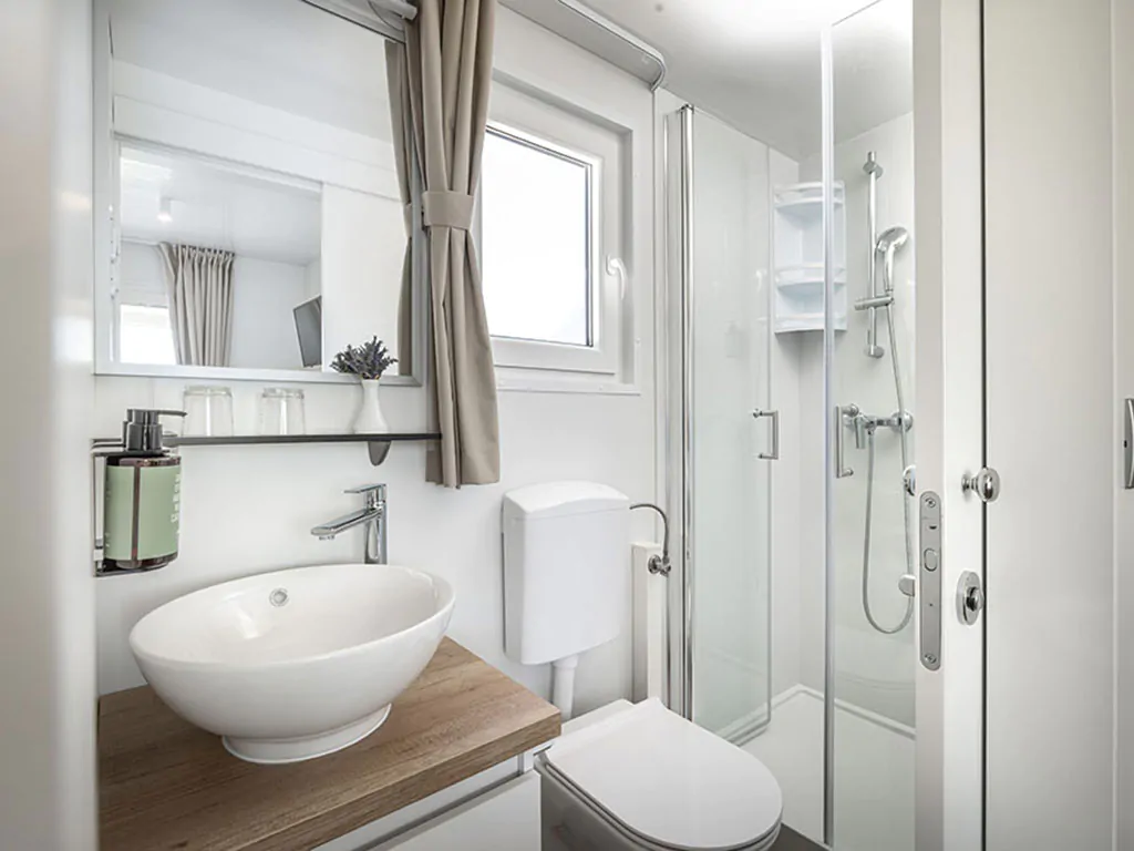 campsite-valamar-camping-krk-mobile-home-krk-superior-home-four-plus-two-seaview-interier-bathroom