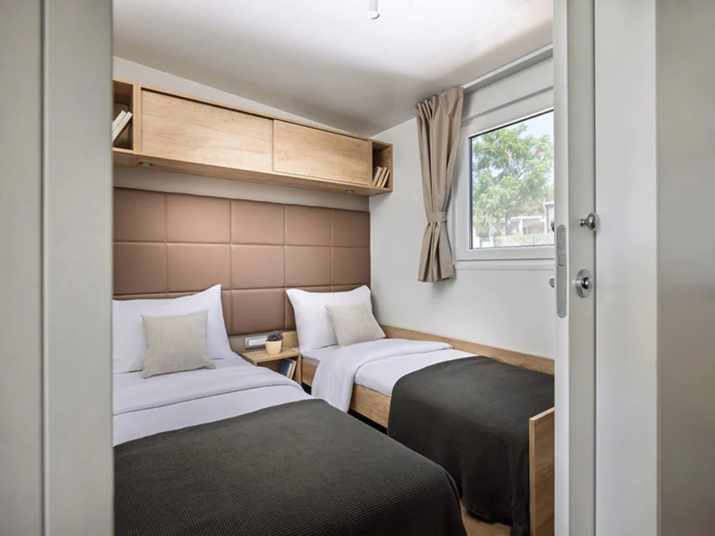 campsite-valamar-camping-krk-mobile-home-krk-superior-home-four-plus-two-seaview-interier-bedroom-single-beds