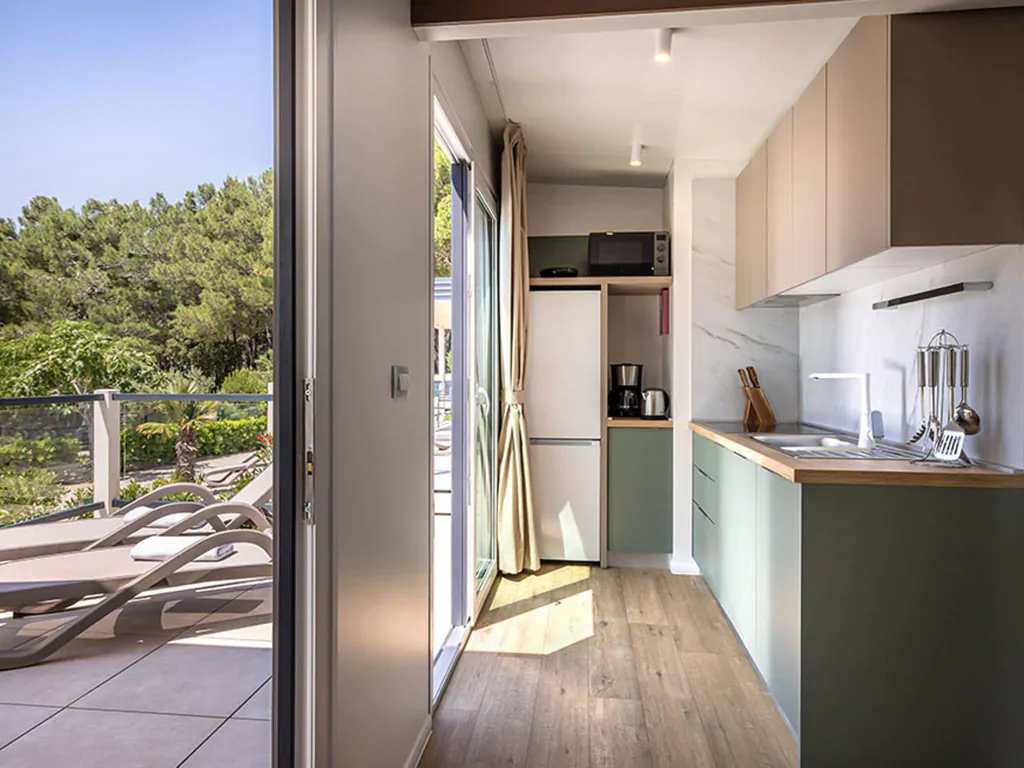 campsite-valamar-camping-krk-mobile-home-krk-superior-home-four-plus-two-seaview-interier-kitchen