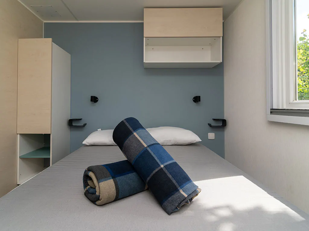 venue-holidays-grand-800-3-ac-cd-lounge-cisano-interiere-bedroom-double-bed-blankets