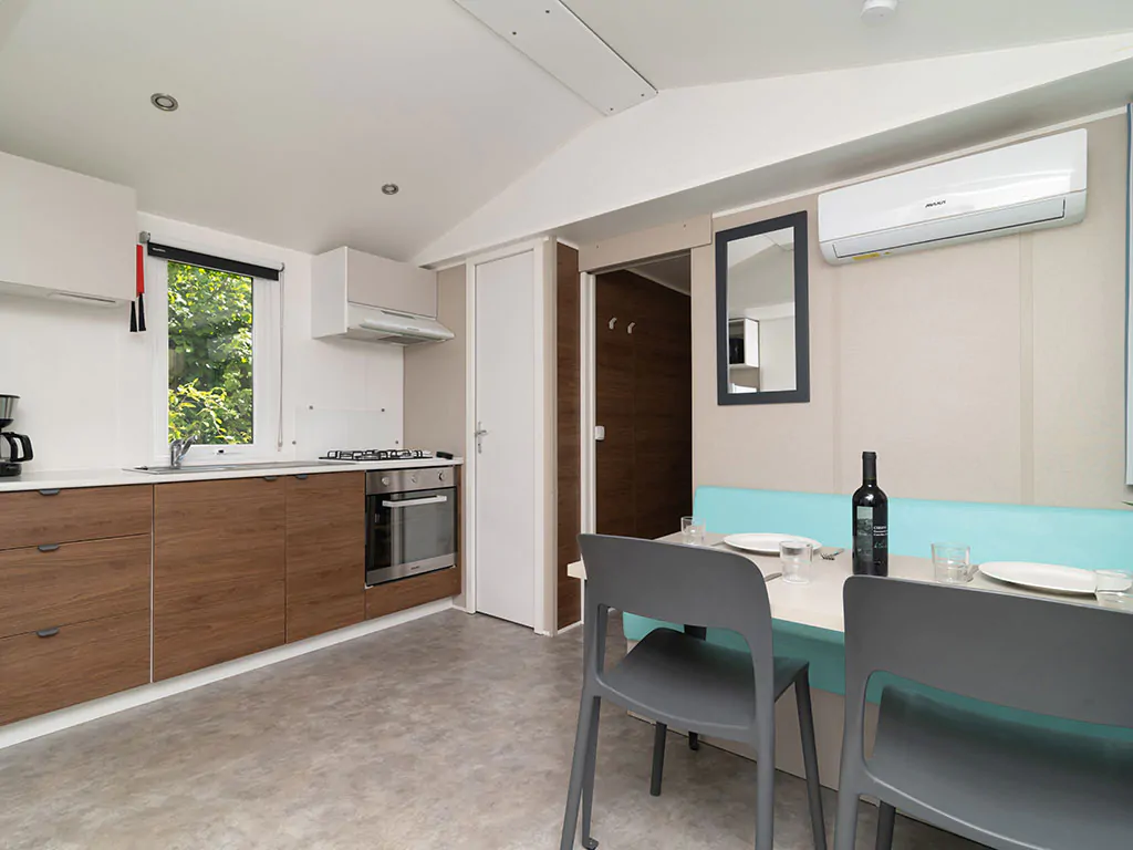 venue-holidays-grand-800-3-ac-cd-lounge-cisano-interiere-kitchen