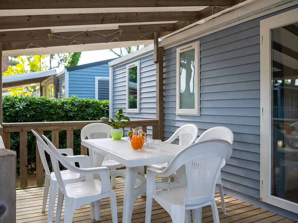 venue-holidays-grand-860-3-ensuite-ac-cd-exteriere-terace-chairs