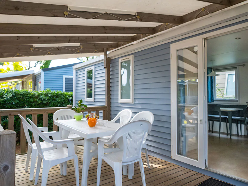 venue-holidays-grand-860-3-ensuite-ac-cd-exteriere-terace-set
