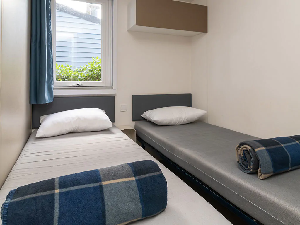 venue-holidays-grand-860-3-ensuite-ac-cd-interiere-bedroom-single-beds-window