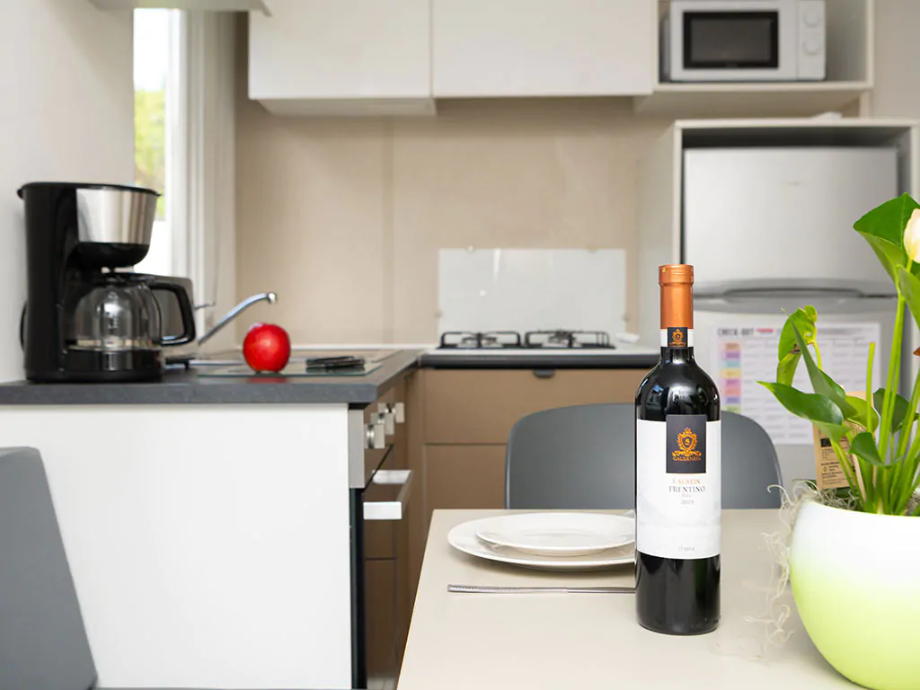 venue-holidays-grand-860-3-ensuite-ac-cd-interiere-dinning-table-wine