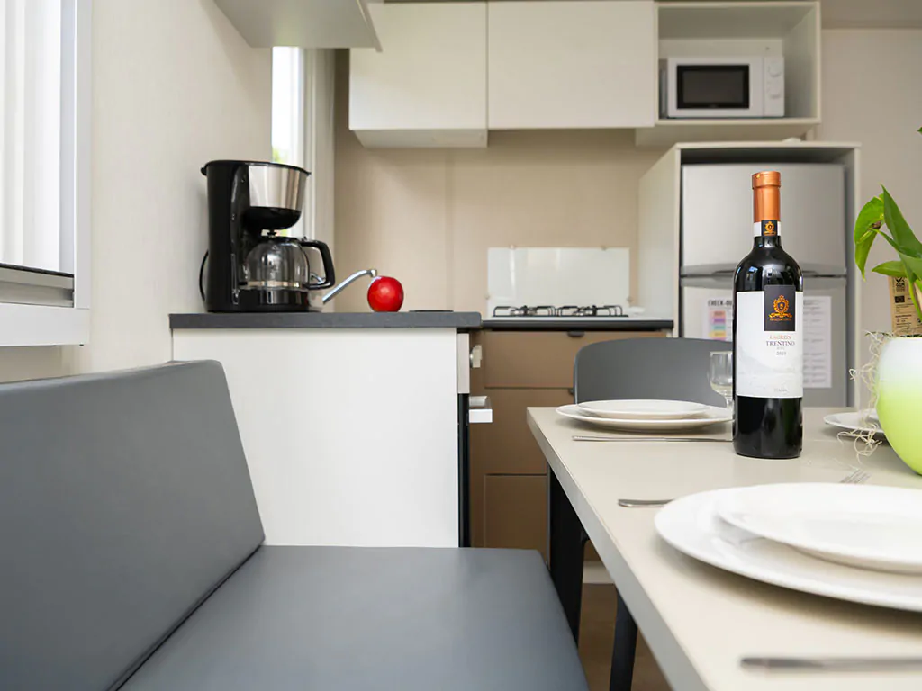 venue-holidays-grand-860-3-ensuite-ac-cd-interiere-dinning-table