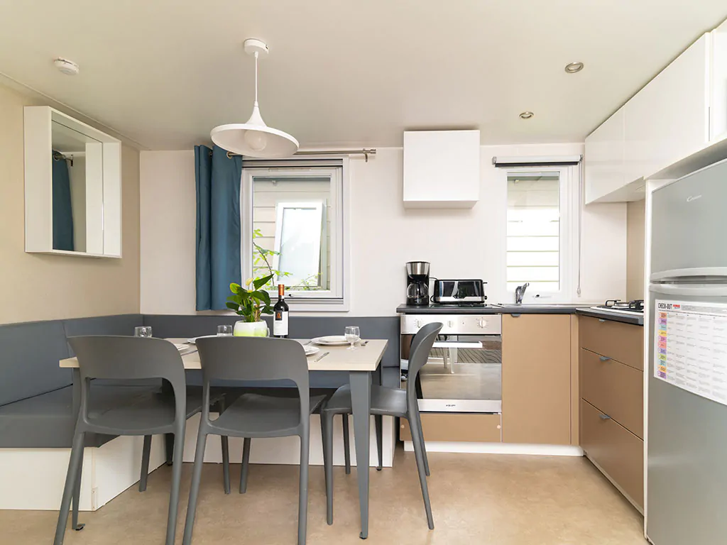 venue-holidays-grand-860-3-ensuite-ac-cd-interiere-kitchen