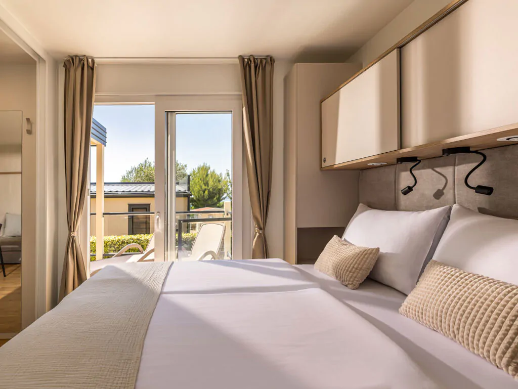 valamar-camping-krk-mobilehome-krk-superior-home-interior-bedroom-doublebed