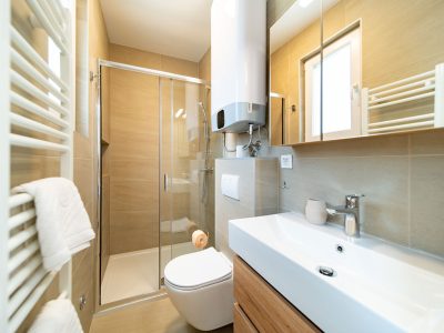 camping-arti-homes-rab-mobile-home-arti-studio-three-interior-bathroom