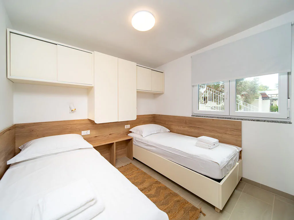 camping-arti-homes-rab-mobile-home-arti-studio-two-interior-bedroom-single-beds-view