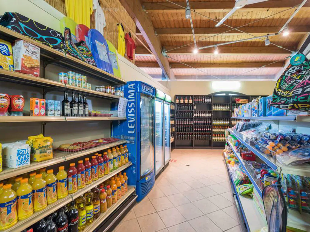 camping-village-il-poggetto-interior-mini-market