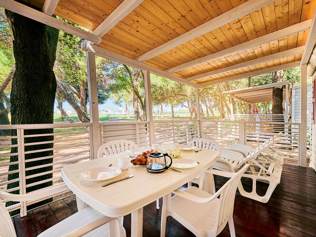 campsite-arena-grand-kazela-mobile-home-premium-a-plus-exterior-terrace