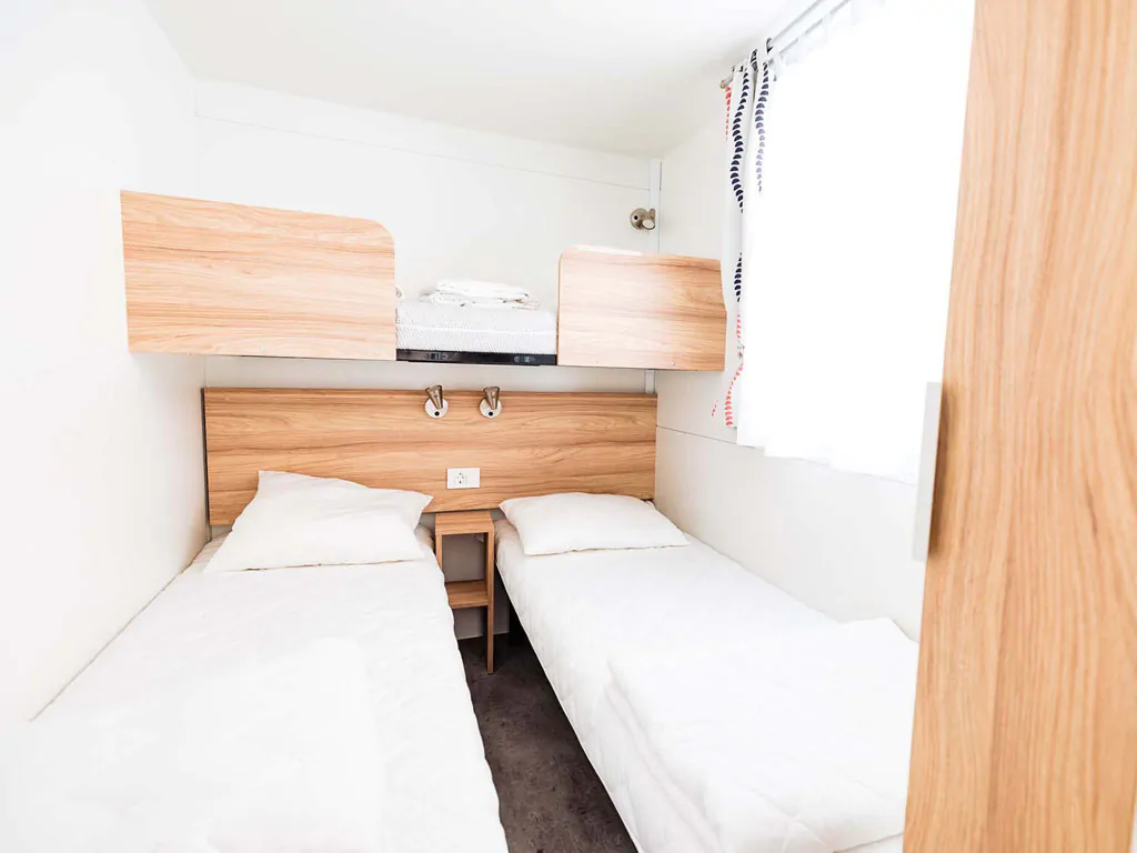 campsite-arena-grand-kazela-mobile-home-premium-a-plus-interior-bedroom-single-beds