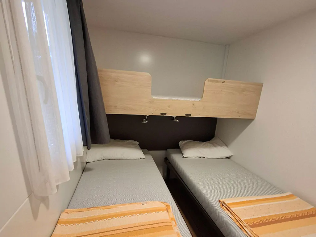 campsite-arena-grand-kazela-mobile-home-premium-la-interior-bedroom