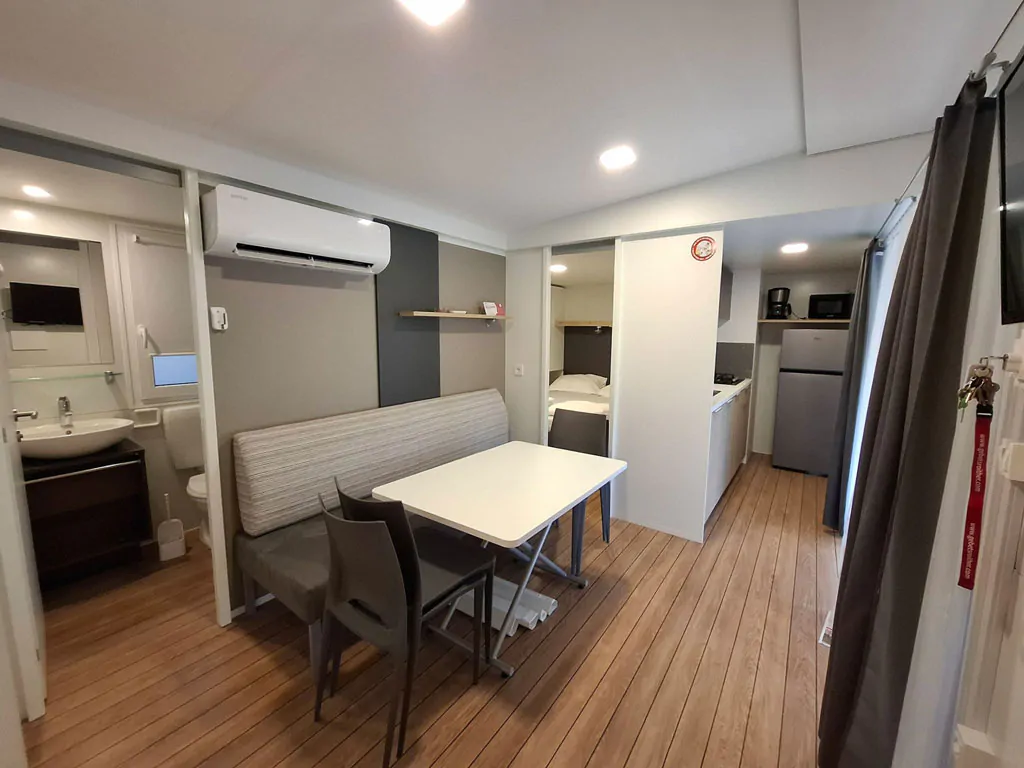 campsite-arena-grand-kazela-mobile-home-premium-la-interior-dining-area-view