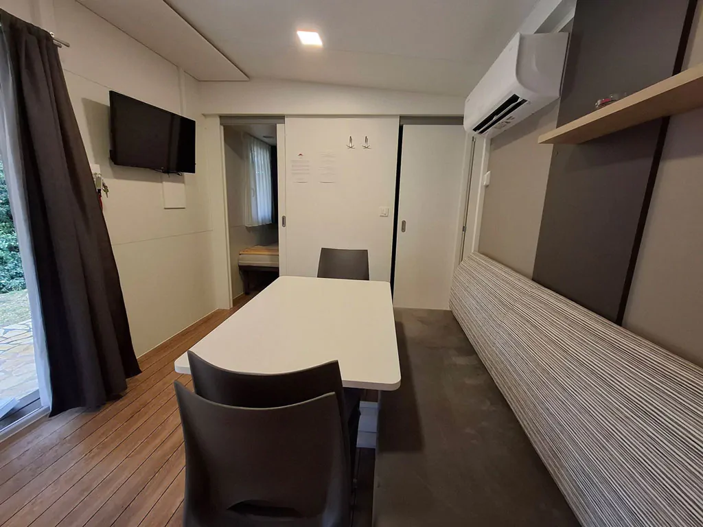 campsite-arena-grand-kazela-mobile-home-premium-la-interior-dining-area