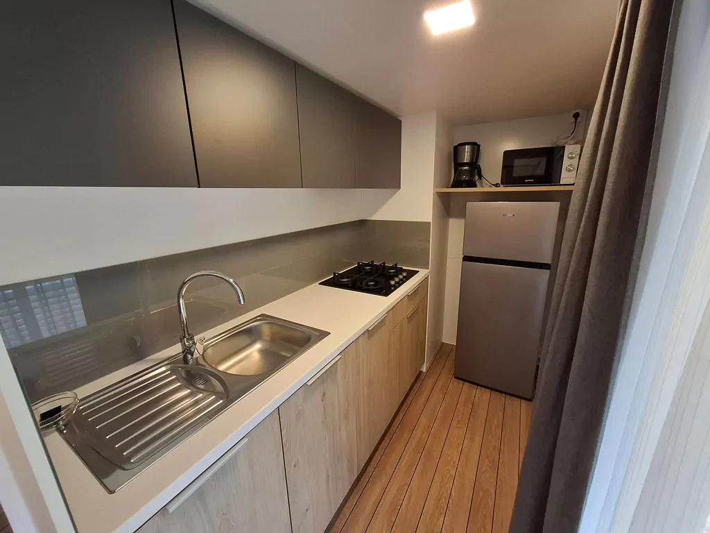 campsite-arena-grand-kazela-mobile-home-premium-la-interior-kitchen