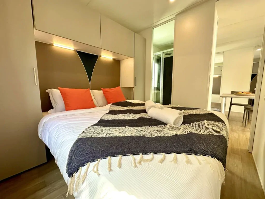 campsite-park-umag-mobile-home-estivo-premium-deluxe-interior-bedroom-double-bed-view