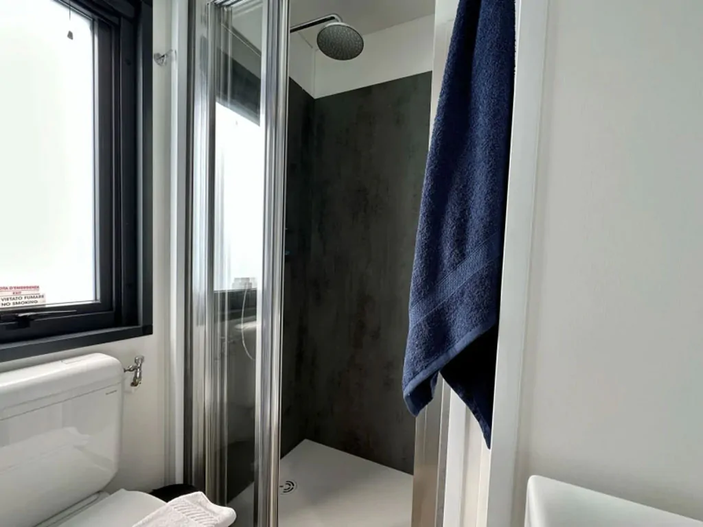 eden-village-lago-maggiore-mobile-home-estivo-premium-deluxe-dog-interior-bathroom-shower