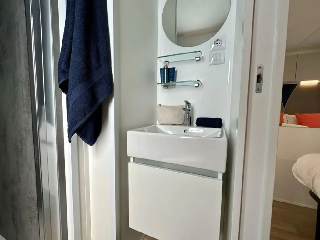 eden-village-lago-maggiore-mobile-home-estivo-premium-deluxe-dog-interior-bathroom-sink