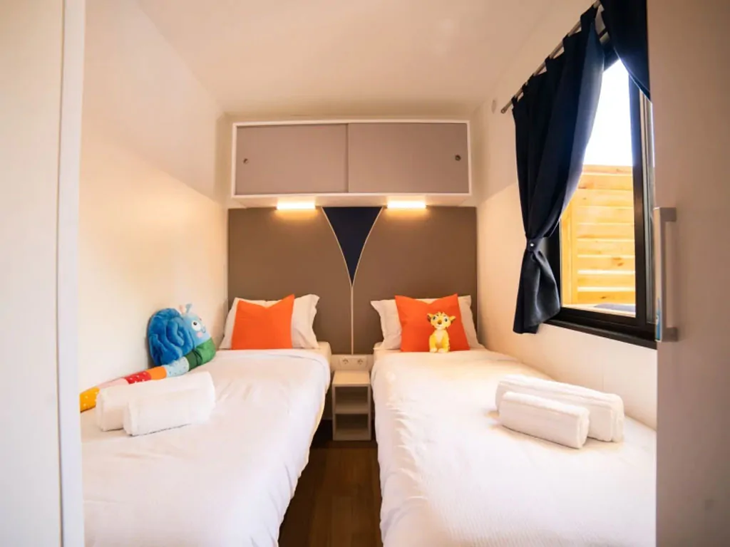 eden-village-lago-maggiore-mobile-home-estivo-premium-deluxe-dog-interior-bedroom-single-beds-view
