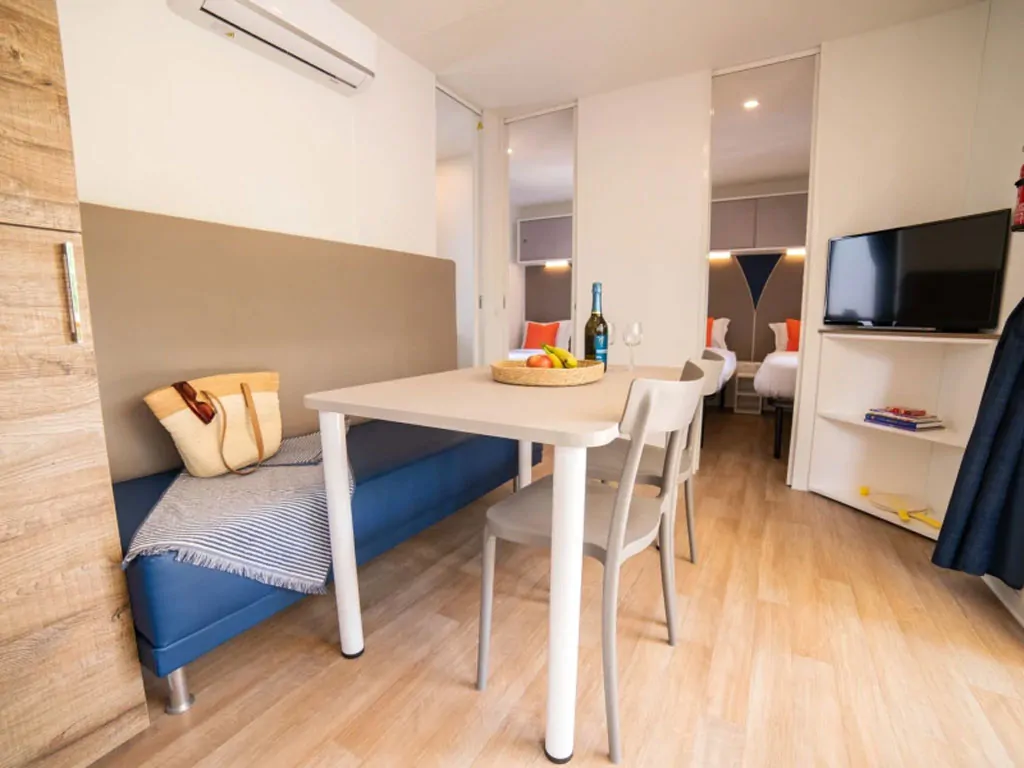 eden-village-lago-maggiore-mobile-home-estivo-premium-deluxe-dog-interior-kitchen-dinig-area