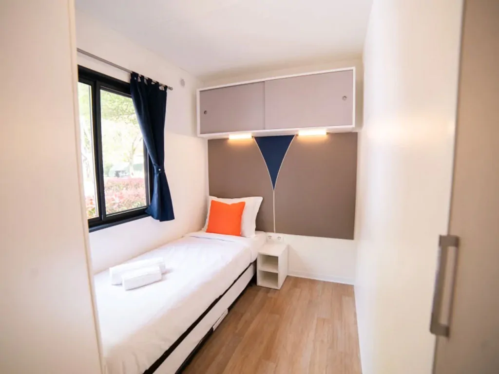 eden-village-lago-maggiore-mobile-home-estivo-premium-deluxe-xl-interior-bedroom-single-beds