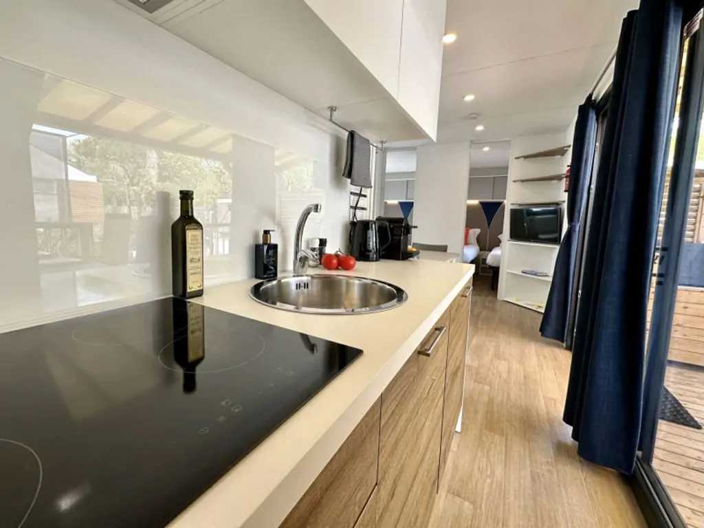eden-village-lago-maggiore-mobile-home-estivo-premium-deluxe-xl-interior-kitchen