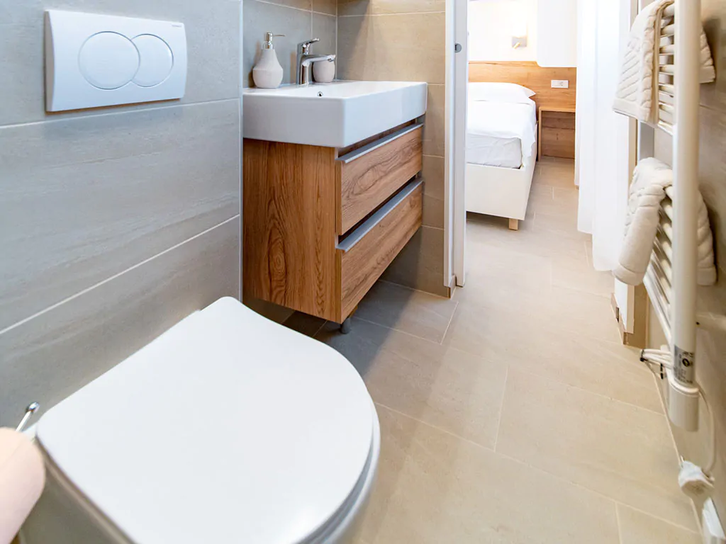 camping-arti-homes-rab-mobile-home-arti-studio-four-interior-bathroom-view