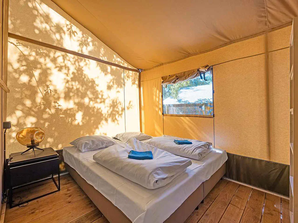 camping-lanterna-safari-tent-lodge-8-persons-interior-bedroom