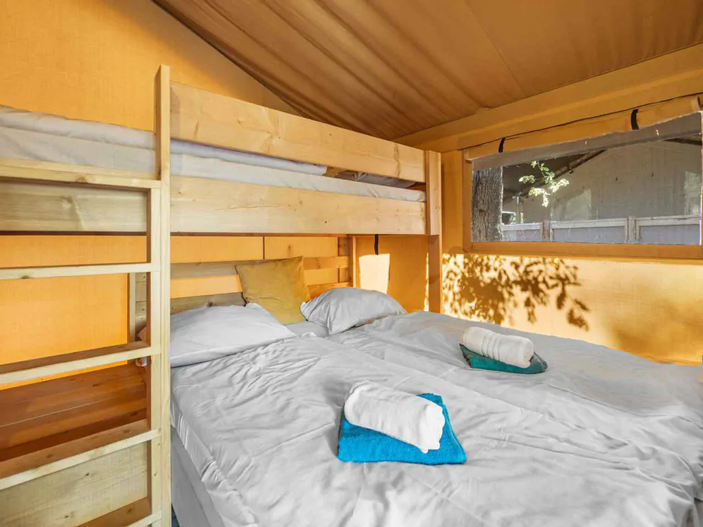 camping-lanterna-safari-tent-lodge-five-persons-interior-bunkbed