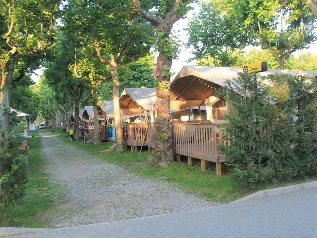 camping-lanterna-safari-tent-sorella-sanitary-airco-exterior-area
