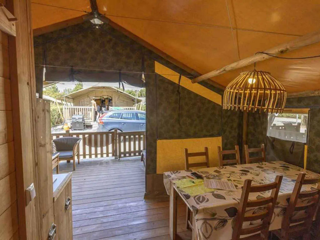 camping-lanterna-safari-tent-sorella-sanitary-airco-interior-livingroom