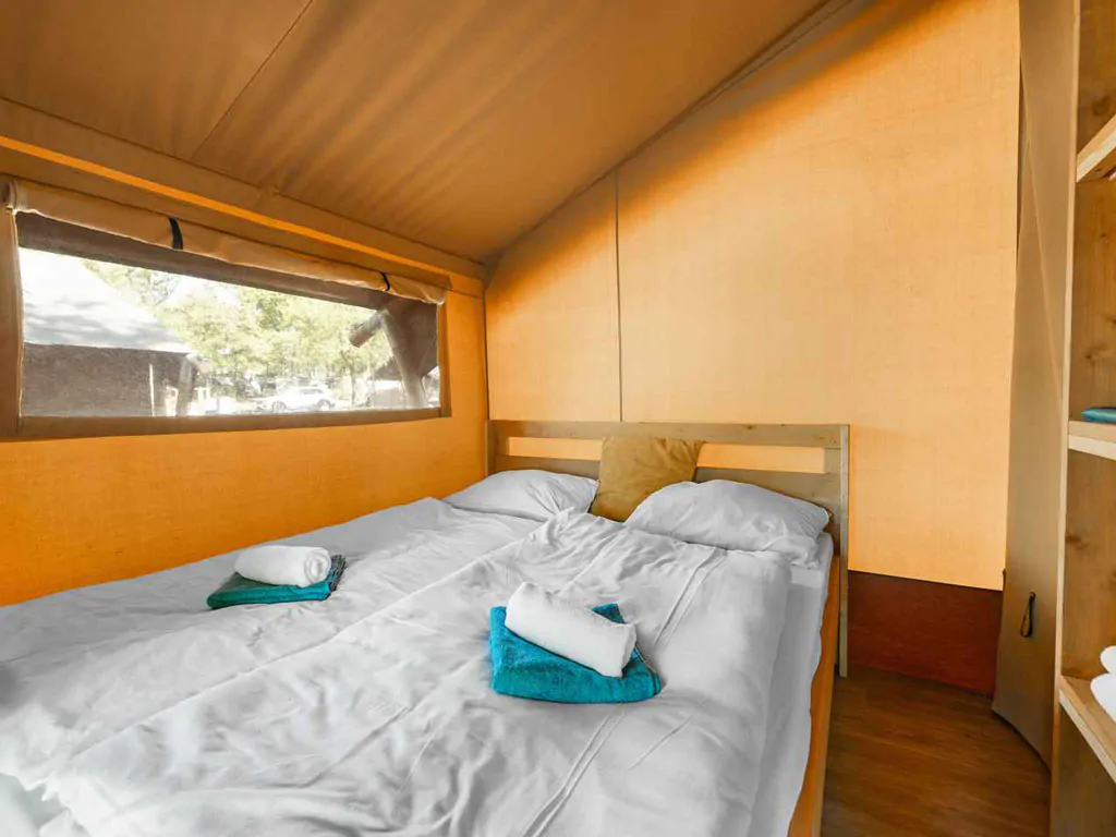 camping-stella-maris-safari-tent-cozy-interior-bedroom