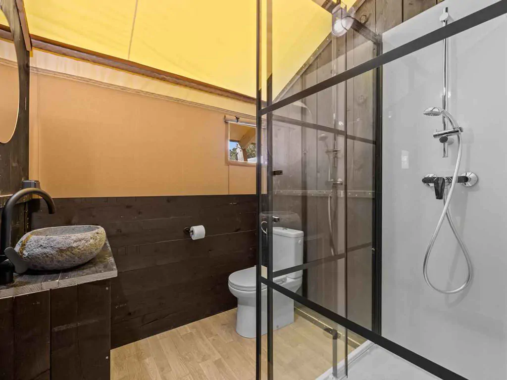 camping-valkanela-glamping-safari-tent-bella-vista-sanitary-airco-interior-bathroom