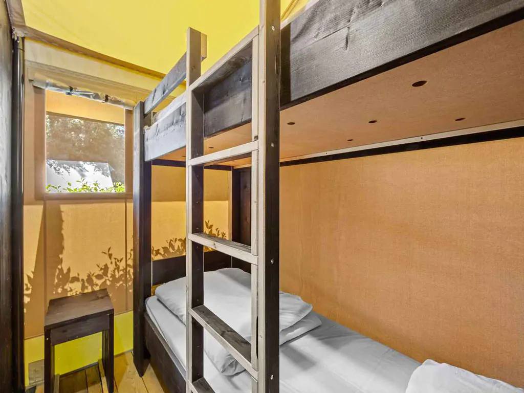 camping-valkanela-glamping-safari-tent-bella-vista-sanitary-airco-interior-bunkbed