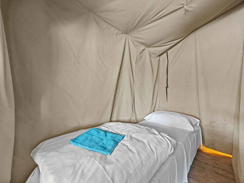camping-valkanela-glamping-safari-tent-harmony-interior-singlebed