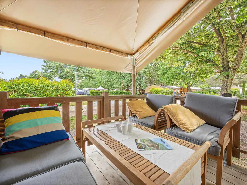 camping-valkanela-glamping-safari-tent-relax-exterior-terrace-ii