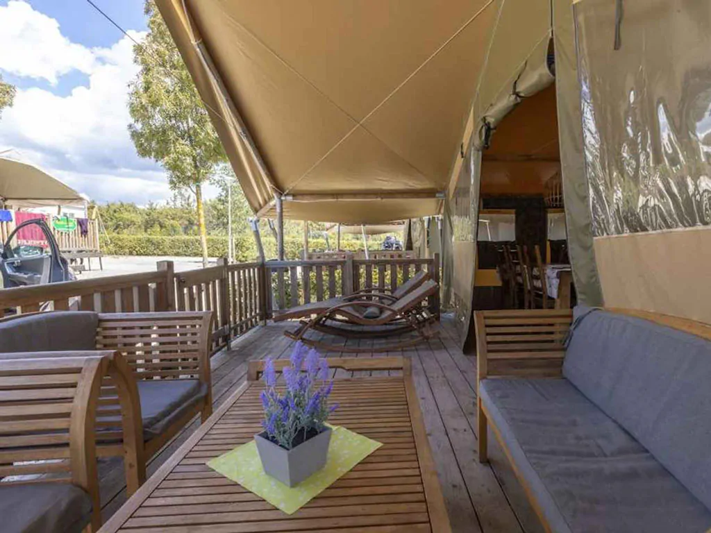 camping-valkanela-glamping-safari-tent-sunset-sanitair-airco-exterior-terrace-ii