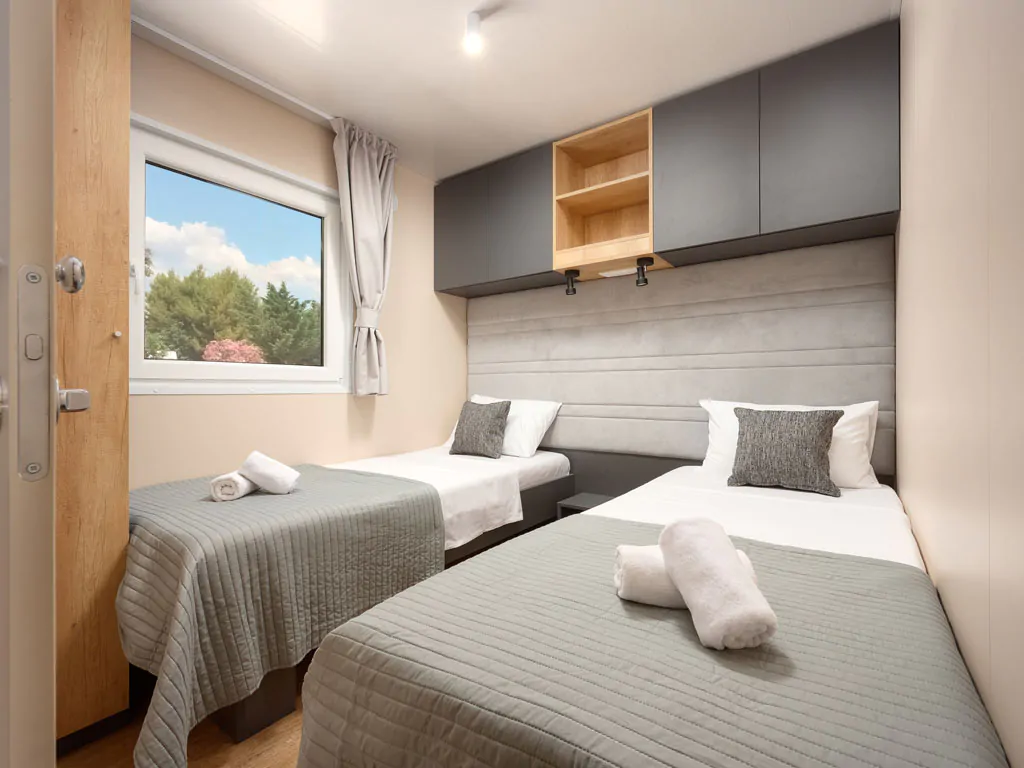 campsite-adriatic-cliff-two-bedroom-sea-view-interior-bedroom-single-beds
