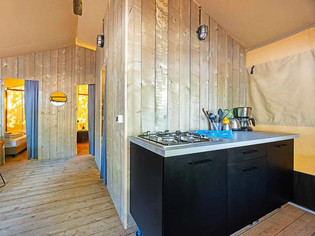 campsite-bijela-uvala-safari-tent-lodge-8-persons-interior-kitchen