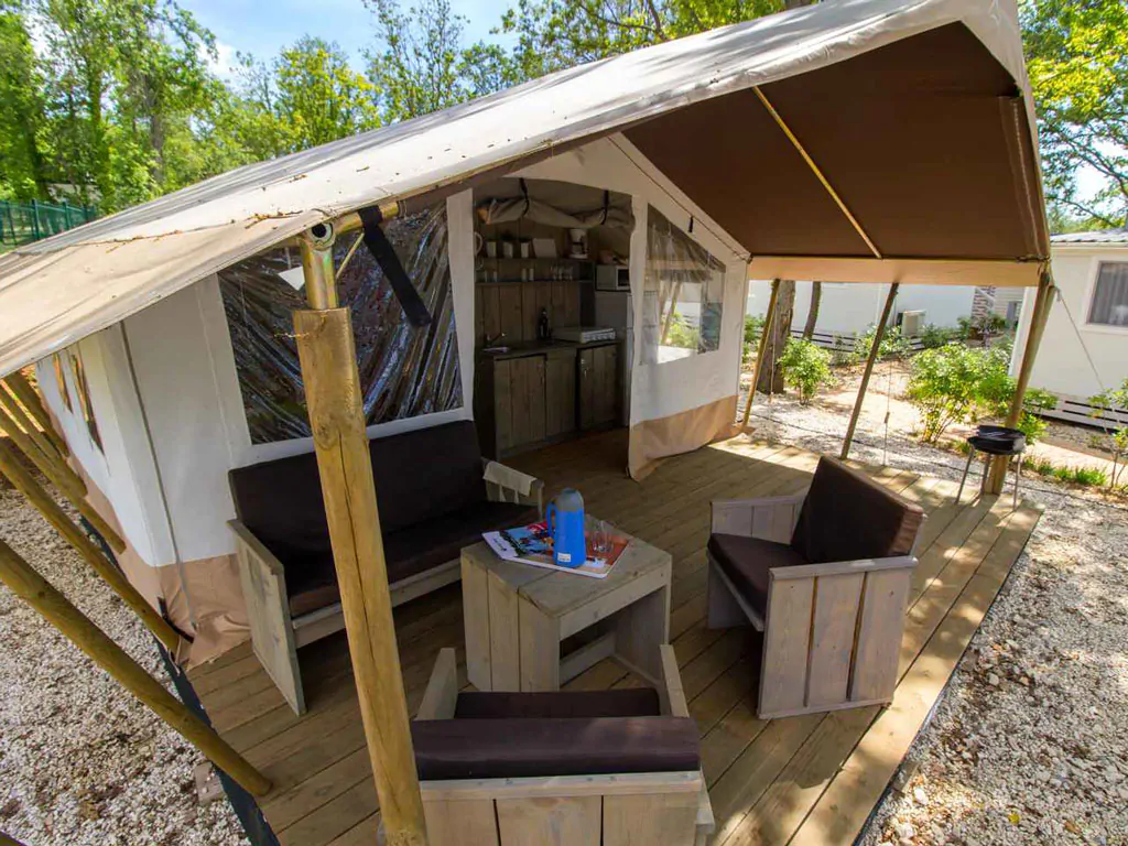campsite-bijela-uvala-safari-tent-sanitary-airco-5p-exterior-terrace