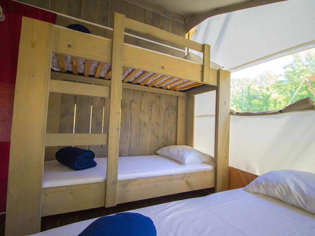 campsite-bijela-uvala-safari-tent-sanitary-airco-5p-interior-bunkbed