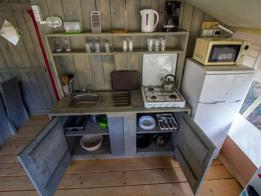 campsite-bijela-uvala-safari-tent-sanitary-airco-5p-interior-kitchen
