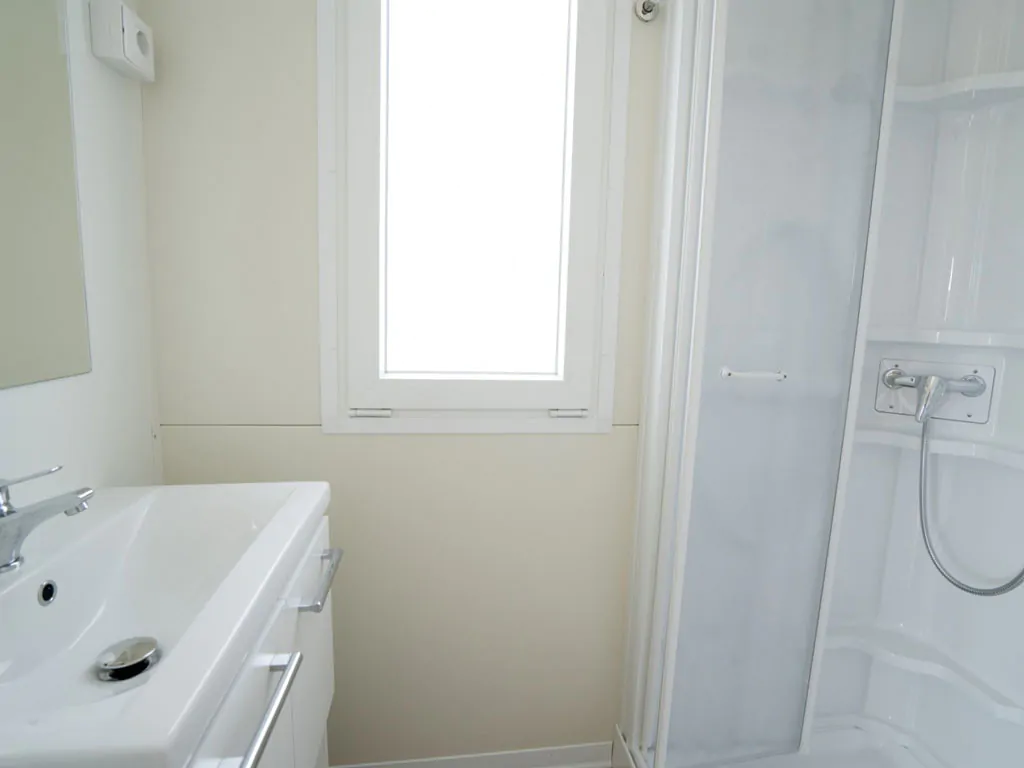 campsite-kovacine-mobile-home-family-plus-interior-bathroom