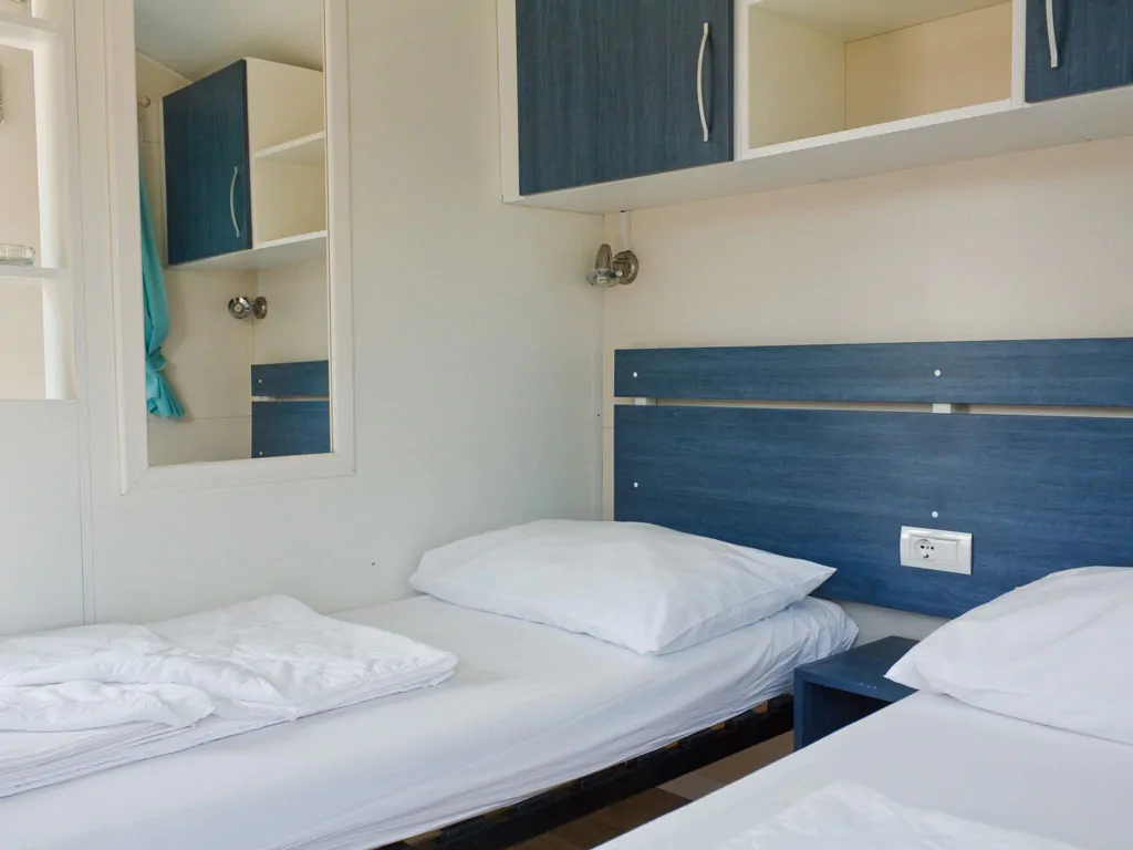 campsite-kovacine-mobile-home-twin-fkk-interior-bedroom-single-beds-view