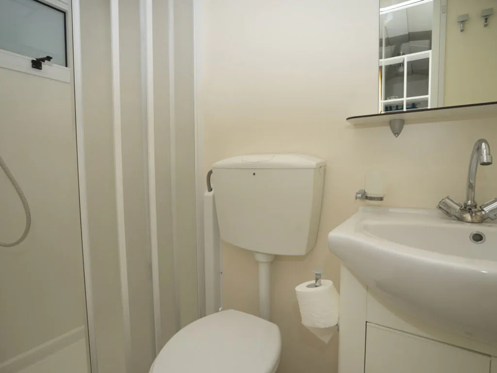 campsite-kovacine-mobile-home-twin-interior-bathroom