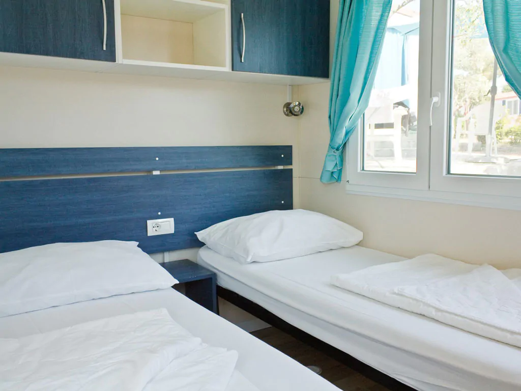 campsite-kovacine-mobile-home-twin-interior-bedroom-single-beds